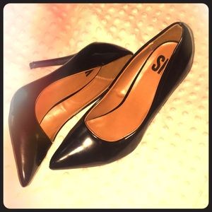 Black pumps!